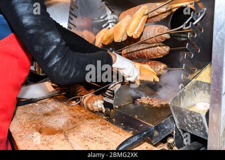 CAG Kebap, berühmtes Top-Restaurant in Istanbul. Das horizontal gestapelte Fleisch auf dem rotierenden Spieß Stockfoto