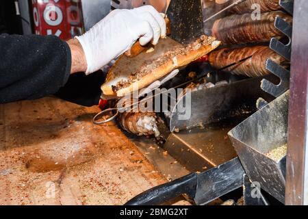 CAG Kebap, berühmtes Top-Restaurant in Istanbul. Das horizontal gestapelte Fleisch auf dem rotierenden Spieß Stockfoto