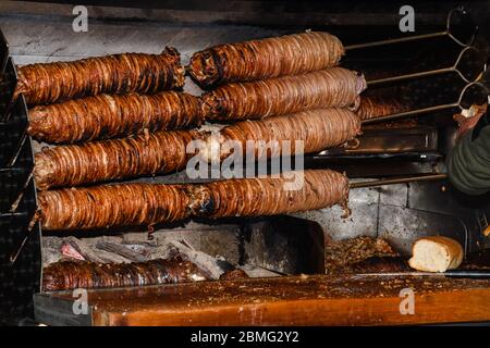 CAG Kebap, berühmtes Top-Restaurant in Istanbul. Das horizontal gestapelte Fleisch auf dem rotierenden Spieß Stockfoto