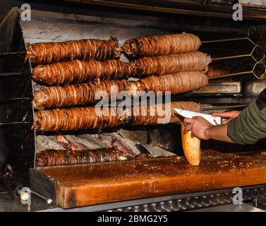 CAG Kebap, berühmtes Top-Restaurant in Istanbul. Das horizontal gestapelte Fleisch auf dem rotierenden Spieß Stockfoto