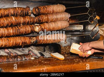 CAG Kebap, berühmtes Top-Restaurant in Istanbul. Das horizontal gestapelte Fleisch auf dem rotierenden Spieß Stockfoto