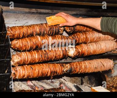 CAG Kebap, berühmtes Top-Restaurant in Istanbul. Das horizontal gestapelte Fleisch auf dem rotierenden Spieß Stockfoto