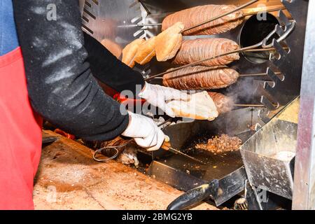 CAG Kebap, berühmtes Top-Restaurant in Istanbul. Das horizontal gestapelte Fleisch auf dem rotierenden Spieß Stockfoto