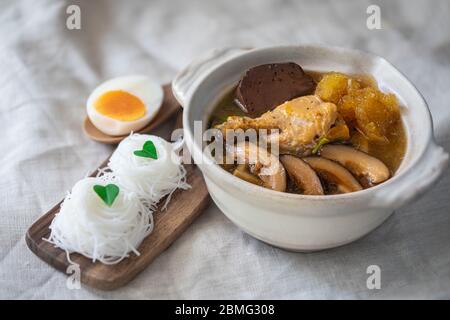 Geschmorter Fisch in Red Sovy Suppe mit Huhn, Bamboo Shoot und Shiitake Pilze mahlen Stockfoto