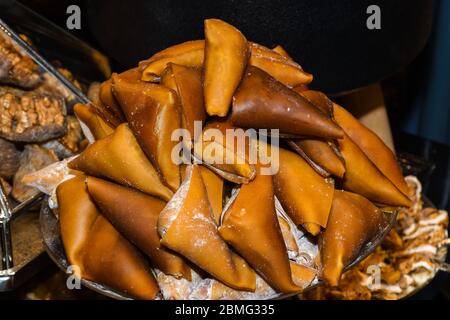 Türkisches Dessert mit Nüssen Walnüssen und Honig, Gebäck mit dem Namen Fistikli muska. Muska Dessert mit Pistachio, Fistikli Muska Tatlisi – Es ist einer von Stockfoto