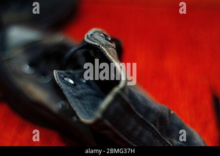 Zerlumpte Schwarze Stilvolle Schuhe, Vintage Schwarz Stilvolle Schuhe Stockfoto