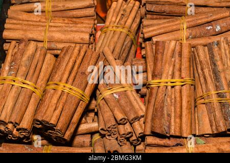 Ein Bündel Zimtstangen zum Verkauf auf der Theke Top auf dem Weihnachtsmarkt. Gesunde aromatische Gewürz in der Küche und Medizin, Aromatherapie verwendet Stockfoto