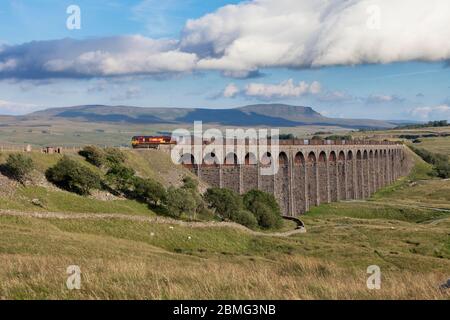 DB Cargo EWS Lackierung Baureihe 66 Lokomotive 66137 Überquerung Ribblehead Viadukt auf der Ansiedlung nach Carlisle Eisenbahn mit einem Güterzug mit Gips Stockfoto
