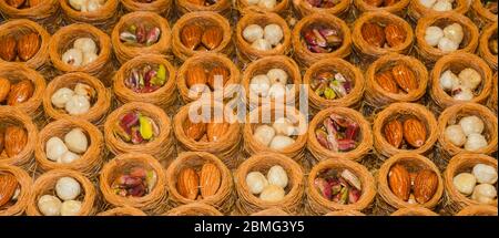 Traditionelle Baklava süße Dessert Köstlichkeiten, cataif Gebäck während des Hotel-Brunch Buffet draußen im Garten am Pool. Frisches Essen Buffet Brun Stockfoto