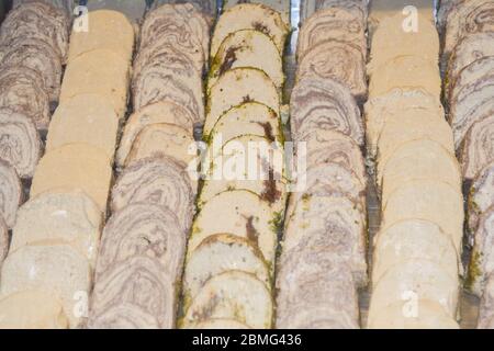 Halva, Helva oder Halvah ist ursprünglich ein Dessert in den Ländern des Nahen Ostens. Es wird aus Sesampaste, auch Tahini und Zucker genannt, hergestellt. Es hat ein d Stockfoto