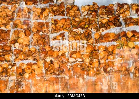 Obst-, Nuss- und Samenriegel mit frisch gebackenen Pistazien aus dem Ofen Stockfoto