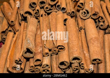 Ein Bündel Zimtstangen zum Verkauf auf der Theke Top auf dem Weihnachtsmarkt. Gesunde aromatische Gewürz in der Küche und Medizin, Aromatherapie verwendet Stockfoto