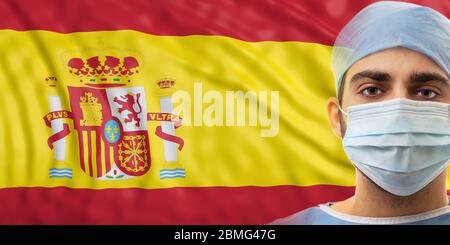 Gesundheitswesen in Spanien, Coronavirus Ausbruch Konzept. Arzt mit Schutzausrüstung auf spanischer Flagge Hintergrund. Stockfoto