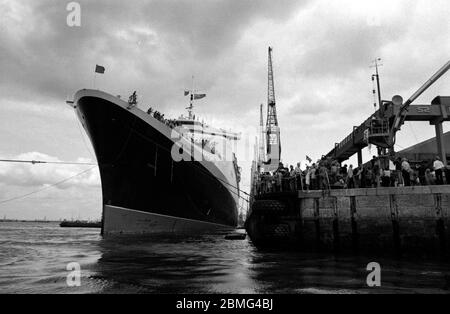 AJAXNETPHOTO. JUNI 1982. SOUTHAMPTON, ENGLAND. - DIE QE2 KEHRT AUS DEM FALKLANDINSELN-KONFLIKT MIT 750 ÜBERLEBENDEN DER HMS COVENTRY NACH SOUTHAMPTON ZURÜCK, ARDENT UND ANTILOPE SIND EINGESCHIFFT. FOTO: JONATHAN EASTLAND/AJAX. REF:SHI QE2 821106 1 18 Stockfoto