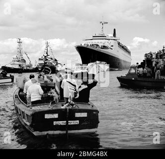 AJAXNETPHOTO. JUNI 1982. SOUTHAMPTON, ENGLAND. - DIE QE2 KEHRT AUS DEM FALKLANDINSELN-KONFLIKT MIT 750 ÜBERLEBENDEN DER HMS COVENTRY NACH SOUTHAMPTON ZURÜCK, ARDENT UND ANTILOPE SIND EINGESCHIFFT. FOTO: JONATHAN EASTLAND/AJAX. REF:SHI QE2 821106 2 11. Stockfoto