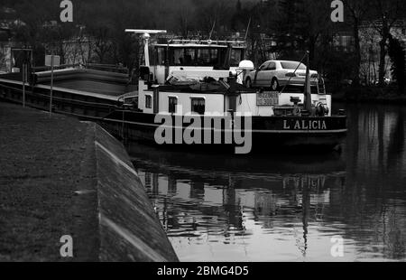 AJAXNETPHOTO. 2012. BOUGIVAL, SEINE, FRANKREICH. - WARTEN - DIE MODERNE MOTORSCHIFFFAHRT 'L'ALICIA' HÄLT FÜR EINE ÜBERNACHTUNG AM UFER DER SEINE BEI BOUGIVAL.FOTO:JONATHAN EASTLAND/AJAX REF:DX0601 BW3146 Stockfoto