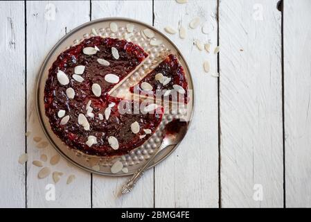 Hausgemachter Käsekuchen mit Fruchtmarmelade und Mandeln Stockfoto