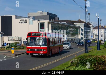 Llandudno, UK : 6. Mai 2019: Ein klassischer Leyland National Bus in Midland Rote Lackierung fährt am Wochenende des Lland am Venue Cymru Theater vorbei Stockfoto