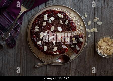 Hausgemachter Käsekuchen mit Fruchtmarmelade und Mandeln Stockfoto