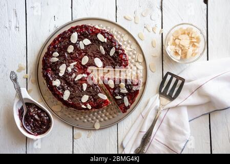 Hausgemachter Käsekuchen mit Fruchtmarmelade und Mandeln Stockfoto