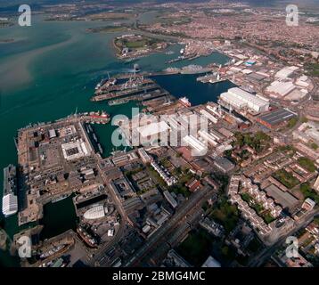 AJAXNETPHOTO. AUGUST 2011. PORTSMOUTH, ENGLAND. - ALLGEMEINE LUFTAUFNAHME DES MARINESTÜTZPUNKTES UND DER HISTORISCHEN WERFT VON DER QUEEN STREET UNTEN RECHTS NACH PORTCHESTER OBEN LINKS. FOTO: JONATHAN EASTLAND/AJAX REF: GR110111 3041 Stockfoto