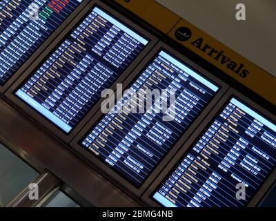 AJAXNETPHOTO. FLUGHAFEN GATWICK, ENGLAND. - ANKUNFTSBOARD - BILDSCHIRME MIT MEHREREN ANKÜNFTEN VOR 2020 CORONVIRUS-PANDEMIE.FOTO:JONATHAN EASTLAND/AJAX REF: G90502 497 Stockfoto