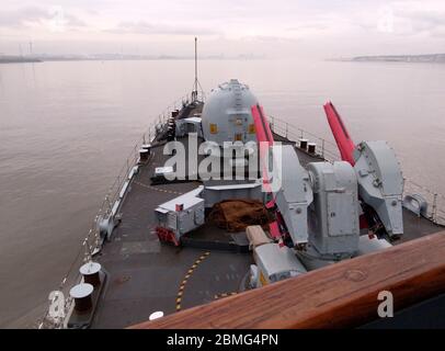 AJAXNETPHOTO. FEBRUAR 2012. LIVERPOOL, ENGLAND. - HMS LIVERPOOL. PASSAGE VON GLASGOW NACH LIVERPOOL - ZERSTÖRER VOM TYP 42 ERREICHT DEN MERSEY RIVER AUF DEM WEG ZUM KREUZFAHRTANLEGER. FOTO: JONATHAN EASTLAND/AJAX REF: GR122902 3318 Stockfoto