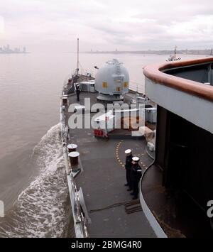 AJAXNETPHOTO. FEBRUAR 2012. LIVERPOOL, ENGLAND. - HMS LIVERPOOL. PASSAGE VON GLASGOW NACH LIVERPOOL - ZERSTÖRER VOM TYP 42 ERREICHT DEN MERSEY RIVER AUF DEM WEG ZUM KREUZFAHRTANLEGER. FOTO: JONATHAN EASTLAND/AJAX REF: GR122902 3359 Stockfoto