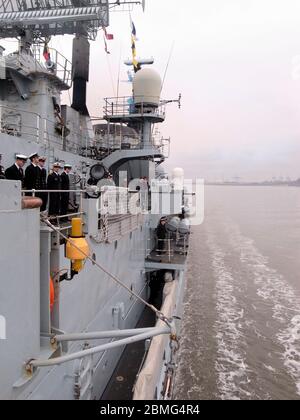 AJAXNETPHOTO. FEBRUAR 2012. LIVERPOOL, ENGLAND. - HMS LIVERPOOL. PASSAGE VON GLASGOW NACH LIVERPOOL - ZERSTÖRER VOM TYP 42 ERREICHT DEN MERSEY RIVER AUF DEM WEG ZUM KREUZFAHRTANLEGER. FOTO: JONATHAN EASTLAND/AJAX REF: GR122902 3359 Stockfoto
