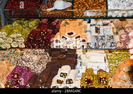 Traditionelle 'Lokum Rolls' ein süßes Dessert türkische Köstlichkeiten, Gebäck mit verschiedenen Aromen und Füllungen: Pistazien, Walnuss. Frisches Essen Buffet Brunch Stockfoto