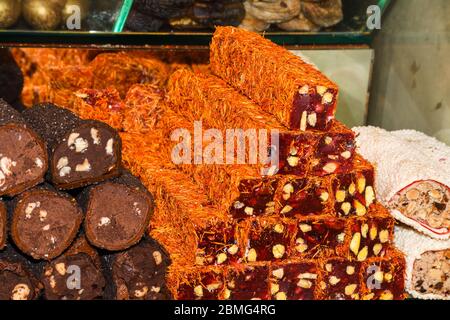 Traditionelle 'Lokum Rolls' ein süßes Dessert türkische Köstlichkeiten, Gebäck mit verschiedenen Aromen und Füllungen: Pistazien, Walnuss. Frisches Essen Buffet Brunch Stockfoto
