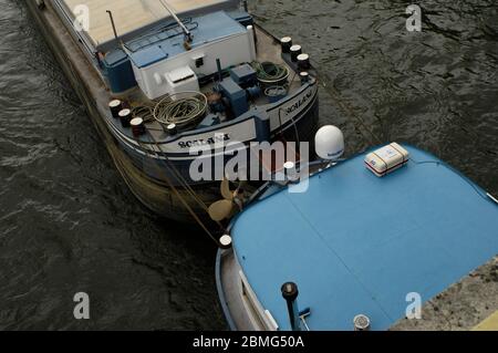 AJAXNETPHOTO. 2012. PARIS, SEINE, FRANKREICH. - DOPPELT AUFGEFAHREN - EIN PAAR FREYCINET-MOTORSCHIFFE - PENICHES - HABEN SICH ZUSAMMENGERACKT, ALS SIE DURCH DIE WASSERSTRASSE DER STADT FAHREN, WOBEI DAS SCHIFF OBEN DEN DARUNTER LIEGENDEN SCHIEBT.FOTO:JONATHAN EASTLAND/AJAX REF:D121506 2811 Stockfoto