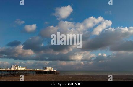 AJAXNETPHOTO. WORTHING, ENGLAND. - CUMULUS WOLKEN. - AN EINEM HELLEN WINTERTAG ÜBER DEN KANAL UND DIE WEST SUSSEX KÜSTE SCHWEBEN. FOTO: JONATHAN EASTLAND REF: GR180803 7826 Stockfoto