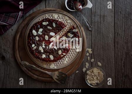 Hausgemachter Käsekuchen mit Fruchtmarmelade und Mandeln Stockfoto