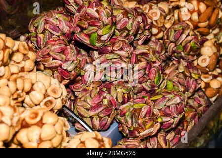 Verschiedene Arten von Kuchen, Torte, Mousse, Kuchen zum Verkauf in der Bäckerei oder Konditorei, Gourmet-Luxus-Konzept für Süßigkeiten Bar. Happy Birthday Dessert Spezialitäten Stockfoto