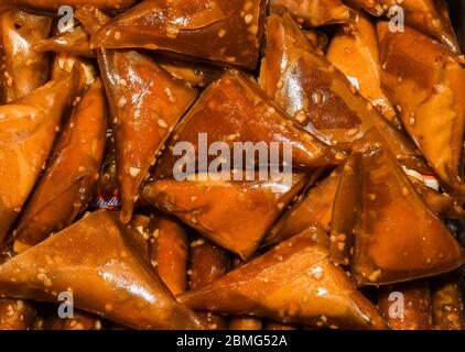 Türkisches Dessert mit Nüssen Walnüssen und Honig, Gebäck mit dem Namen Fistikli muska. Muska Dessert mit Pistachio, Fistikli Muska Tatlisi – Es ist einer von Stockfoto