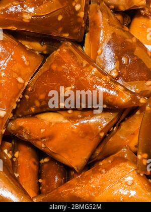 Türkisches Dessert mit Nüssen Walnüssen und Honig, Gebäck mit dem Namen Fistikli muska. Muska Dessert mit Pistachio, Fistikli Muska Tatlisi – Es ist einer von Stockfoto