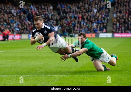 4. Februar 2017, RBS Six Nations International, Schottland gegen Irland, BT Murrayfield. Stuart Hogg versucht es mit dem irischen Robbie Henshaw Tackling. Stockfoto