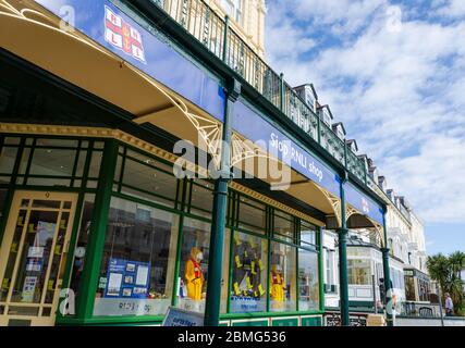 Llandudno, UK: 6. Mai 2019: Die RNLI betreiben einen Charity-Shop auf dem St. George's Place in Llandudno, um Geld zu sammeln. Stockfoto