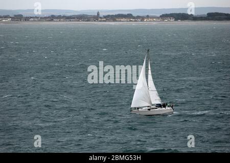 AJAXNETPHOTO. 2015. KANAL, KÜSTE VON FRANKREICH. - KREUZFAHRT YACHT SCHLAGEN ÖSTLICH ENG AN DER KÜSTE ZWISCHEN CALAIS UND DUNKERQUE GEZOGEN. FOTO: JONATHAN EASTLAND/AJAX, REF.: D152307 5818 Stockfoto