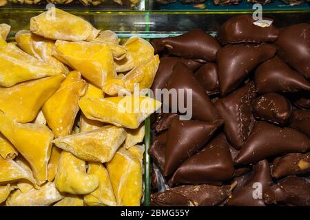 Türkisches Dessert mit Nüssen Walnüssen und Honig, Gebäck mit dem Namen Fistikli muska. Muska Dessert mit Pistachio, Fistikli Muska Tatlisi – Es ist einer von Stockfoto