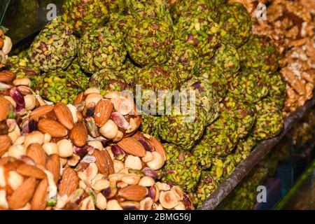 Verschiedene Arten von Kuchen, Torte, Mousse, Kuchen zum Verkauf in der Bäckerei oder Konditorei, Gourmet-Luxus-Konzept für Süßigkeiten Bar. Happy Birthday Dessert Spezialitäten Stockfoto