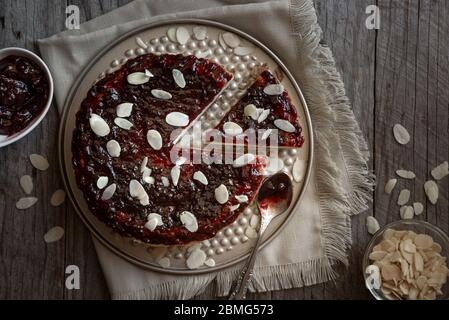 Hausgemachter Käsekuchen mit Fruchtmarmelade und Mandeln Stockfoto