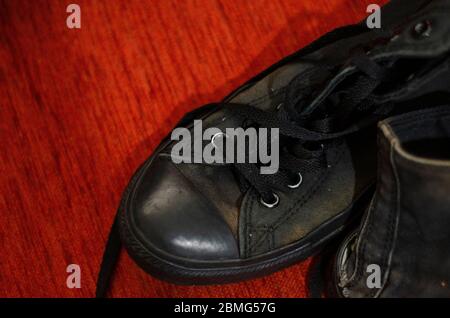 Zerlumpte Schwarze Stilvolle Schuhe, Vintage Schwarz Stilvolle Schuhe Stockfoto
