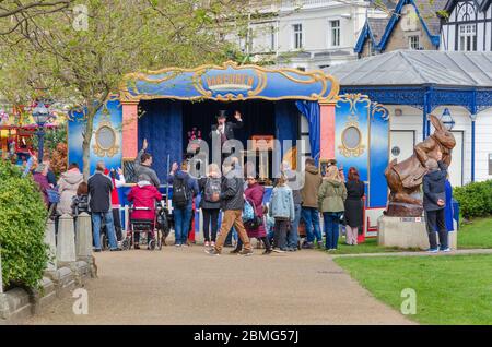 Llandudno, UK : 6. Mai 2019: Eine Menge Leute genießen die Vanburen Zaubershow im Victorian Extravaganza. Stockfoto