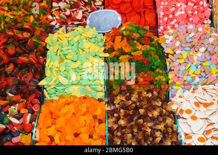 Fruchtgelee leckere Süßigkeiten Sortiment. Hintergrund von bunten Süßigkeiten von Zuckerbonbons und Marmelade. Stockfoto