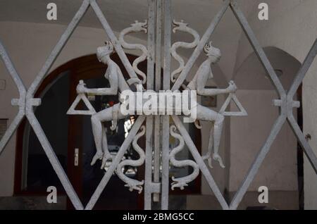 Ein Fensterrahmen der Justice Goddess Skulptur in Slowenien. In der griechischen Mythologie war Themis die Personifizierung von göttlichem oder natürlichem Gesetz, Ordnung und Gerechtigkeit. Stockfoto