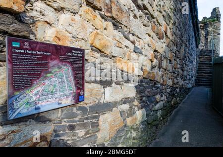 Conwy, UK : 25. Jan 2020: Ein zweisprachiges Hinweisschild begrüßt Touristen und Besucher der Stadtmauer von Conwy. Stockfoto