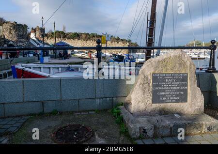 Conwy, UK : 25. Jan 2020: Eine Gedenktafel am Kai ist der vermissten Besatzung des Fischerschiffes Katy gewidmet, das Conwy auf dem 16. Janua verließ Stockfoto