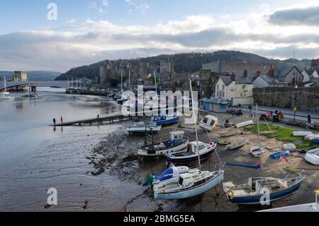 Conwy, UK : 25. Jan 2020: Ein Blick auf den Hafen und die Uferpromenade in der historischen walisischen Stadt Conwy. Stockfoto